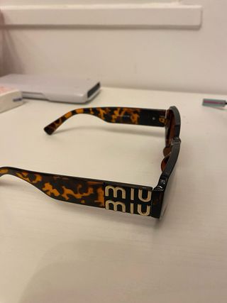 Óculos de Sol Miu Miu Retangulares Tortoise