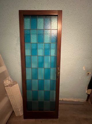 Dos puertas de  madera vintage cristalera azul.