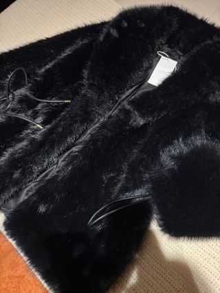 Abrigo pelo negro Zara