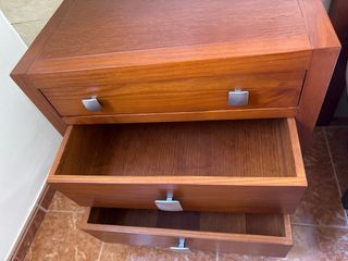 2 Mesitas de noche madera grandes una vale 50 €