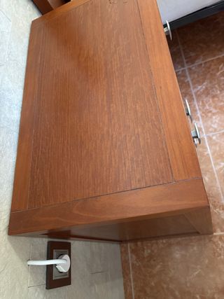 2 Mesitas de noche madera grandes una vale 50 €