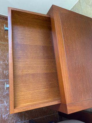 2 Mesitas de noche madera grandes una vale 50 €