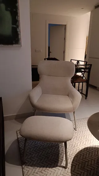 Sillón y reposapiés chenilla beige