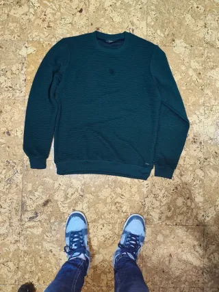 Jerseis de cuello redondo con diseño de textura.