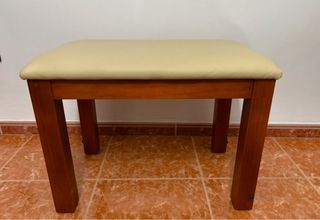 Banco de madera y piel beige