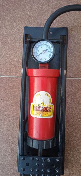 Inflador de pie con manómetro
