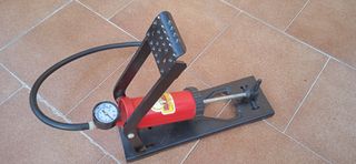 Inflador de pie con manómetro