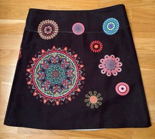 Falda corta tipo Desigual