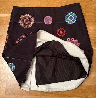 Falda corta tipo Desigual