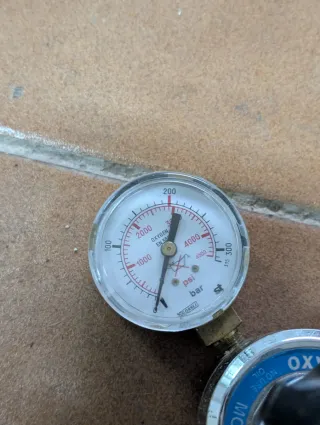 Regulador de Oxígeno con Manómetro roto