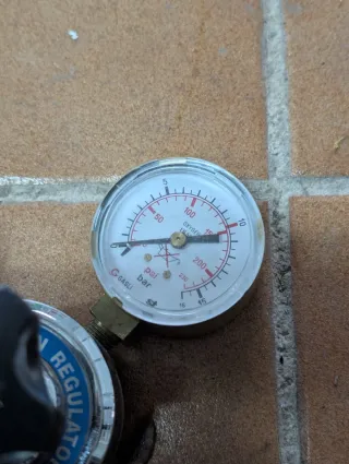 Regulador de Oxígeno con Manómetro roto