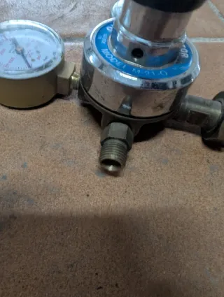 Regulador de Oxígeno con Manómetro roto