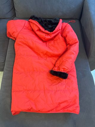 Anorak rojo con capucha