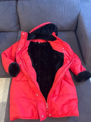 Anorak rojo con capucha
