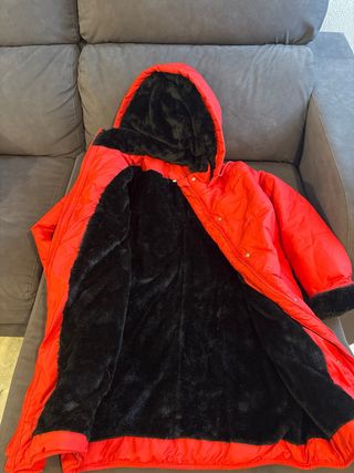 Anorak rojo con capucha