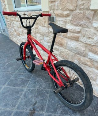 “BICICLETA B’TWIN ROJA EN BUEN ESTADO”