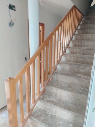 Barandilla madera escalera tramo inclinado y plano