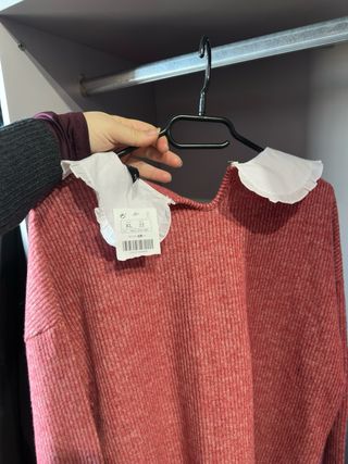 Jersey rosa con cuello blanco