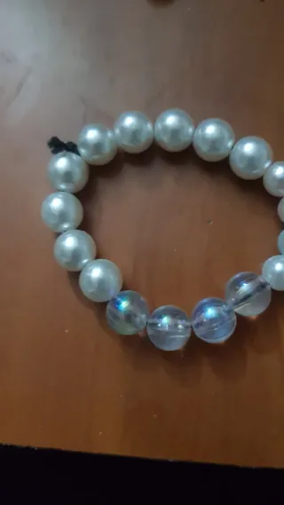 Braccialetto perle bianche e colorate