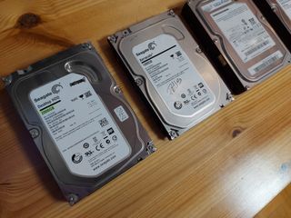Lote discos duros 3.5" – 2×2 TB + 1 TB + 320 GB