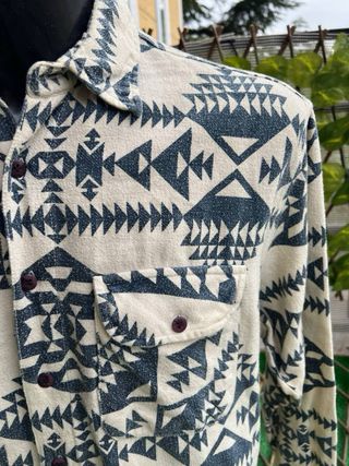 Camisa vintage geométrica beige y negra