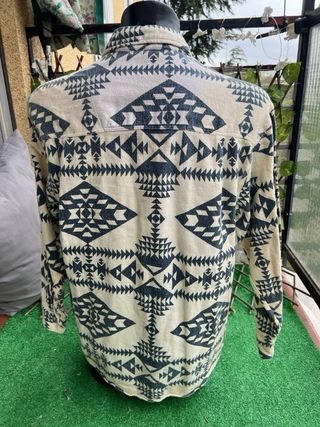 Camisa vintage geométrica beige y negra