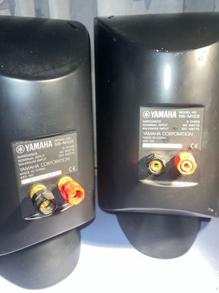 Altavoces Yamaha Negros