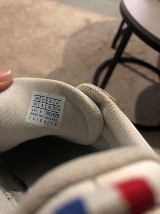 Sapatilhas Brancas e Cinzentas