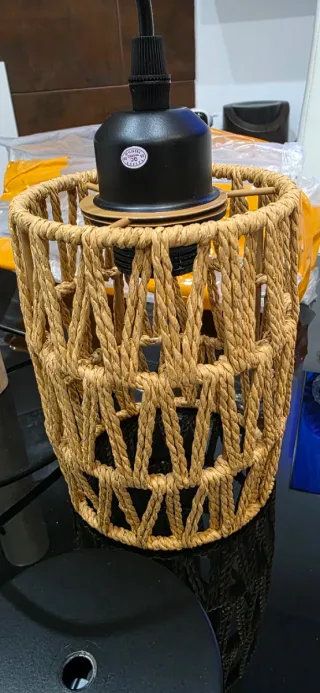 Lámpara de ratán con soporte de madera