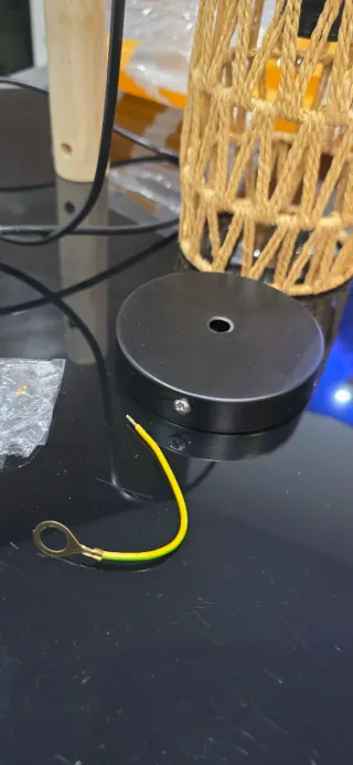 Lámpara de ratán con soporte de madera