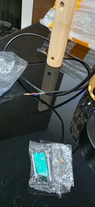 Lámpara de ratán con soporte de madera