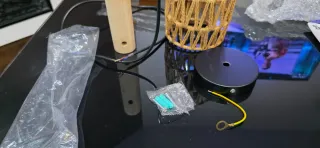 Lámpara de ratán con soporte de madera