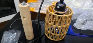 Lámpara de ratán con soporte de madera