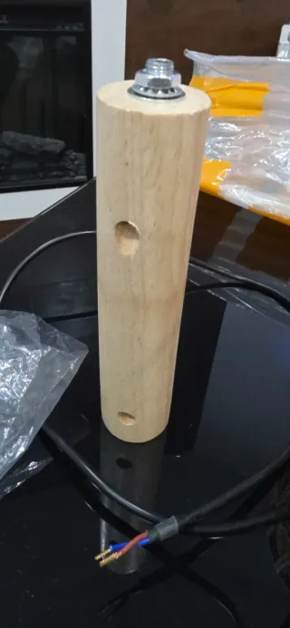 Lámpara de ratán con soporte de madera