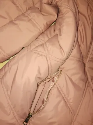 Chaqueta parca rosa con cuello de pelo