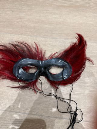Máscara de plumas y pedrería