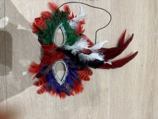 Máscara veneciana negra con plumas rojas