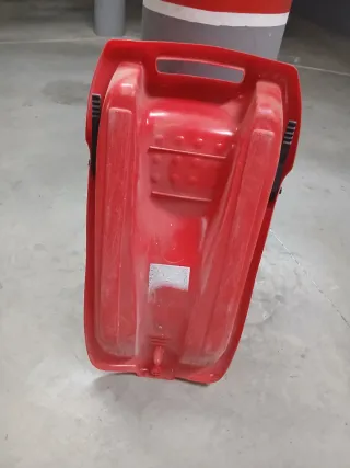 Trineo de nieve rojo