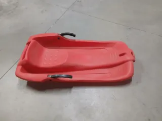 Trineo de nieve rojo