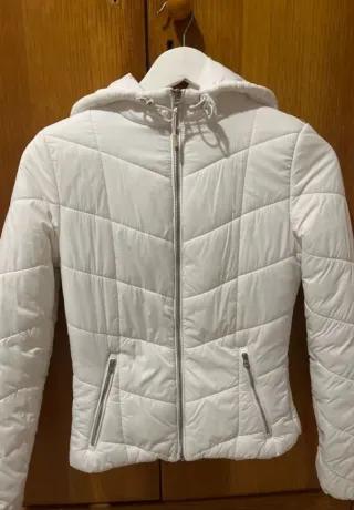 Chaqueta acolchada blanca con capucha