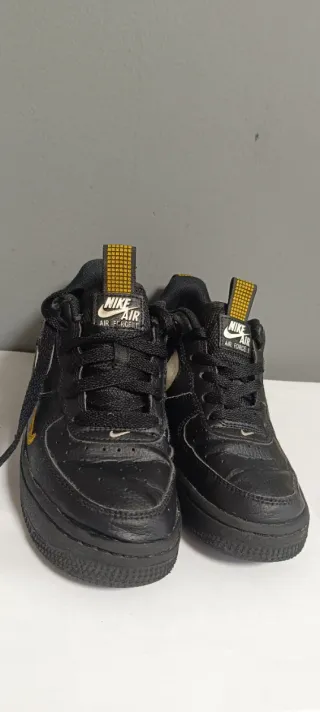 Nike Air Force 1 Negro y Dorado