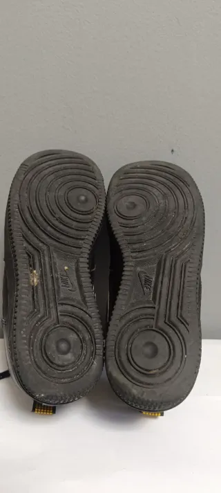 Nike Air Force 1 Negro y Dorado