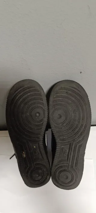 Nike Air Force 1 Negro y Dorado