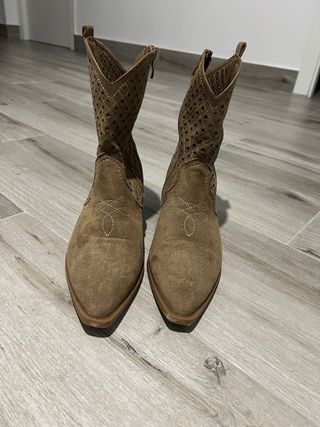 Botas cowboy marrón con perforaciones