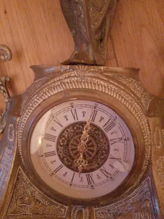 Reloj de sobremesa con figura de bronce