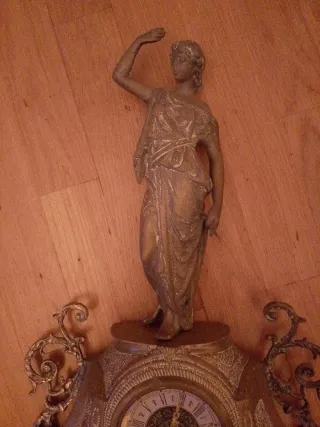 Reloj de sobremesa con figura de bronce