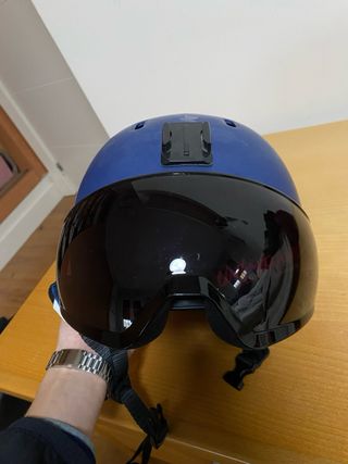 Casco de esquí azul con visera