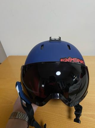 Casco de esquí azul con visera
