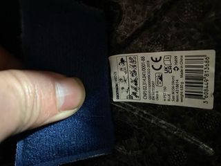 Casco de esquí azul con visera