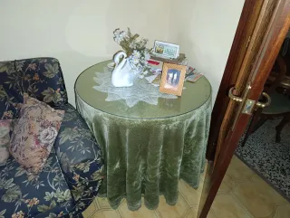 Mesa camilla redonda verde con colcha